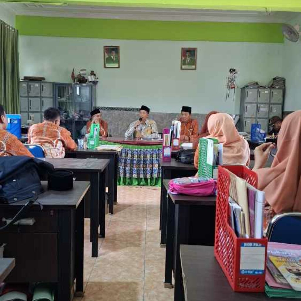 Pasca Sertijab Kepala MTsN 2 Lobar Gelar Rapat Dorong Program Tahfizul Quran Unggulan..