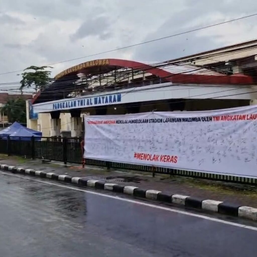 Ada Spanduk Misterius, Isinya Menolak TNI-AL Kelola Lapangan Malomba Ampenan