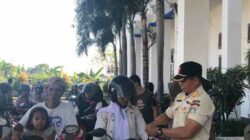 Sambut HUT RI ke-80, Satpol PP Lobar Bagikan 250 Bendera Merah Putih