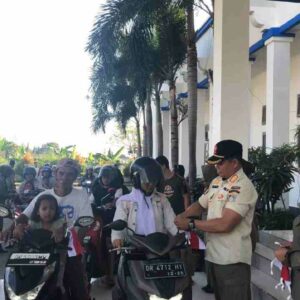 Sambut HUT RI ke-80, Satpol PP Lobar Bagikan 250 Bendera Merah Putih
