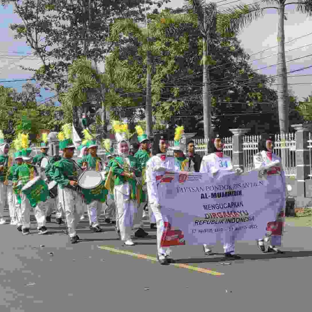 Ponpes Al – Mujahidin Tempos, Tunjukkan Kebolehannya dalam memainkan musik Drumband di HUT RI KE – 80