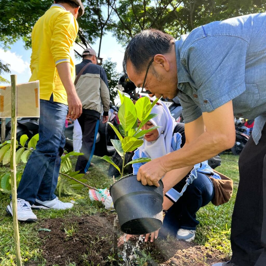 Kemenag Lobar Tanam Ratusan Pohon Buah dan Kemah Bakti Hari Santri 2025