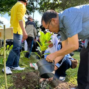 Kemenag Lobar Tanam Ratusan Pohon Buah dan Kemah Bakti Hari Santri 2025