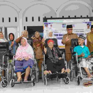 Dinsos Lombok Barat Tebar Ratusan Kursi Roda, Wujudkan Komitmen ‘Kerja Nyata’ 2025