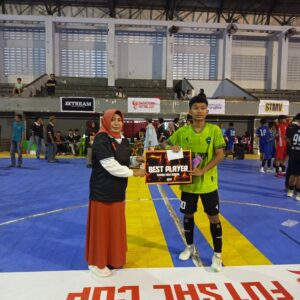 Bukan Jago Kandang, Tim Futsal MAN Lobar Sukses Taklukkan GOR 17 Desember Sebagai Juara