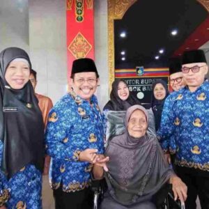 Bupati LAZ Maknai Hari Pahlawan dengan Sembako dan 21 Kursi Roda dari Dinas Sosial