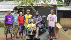 Hadiah Galungan Spesial: Dinsos Lobar Terjang Jalan Berliku Serahkan Kursi Roda untuk Warga Kuripan