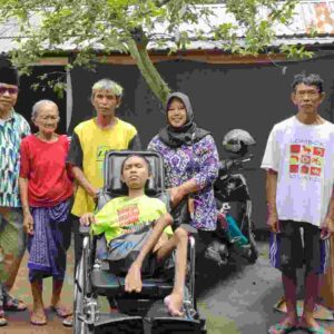 Hadiah Galungan Spesial: Dinsos Lobar Terjang Jalan Berliku Serahkan Kursi Roda untuk Warga Kuripan
