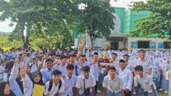 Kepala MAN Lobar Terima Tropi Juara 1 Futsal SMANSAGARI CUP 2025 di Hadapan Semua Siswa