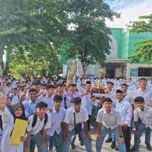 Kepala MAN Lobar Terima Tropi Juara 1 Futsal SMANSAGARI CUP 2025 di Hadapan Semua Siswa