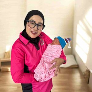 Di Gendongan Ketua Bhayangkari, Bayi Kayangan Mendapat Pelukan Pertamanya