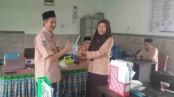 Kepala MTsN 2 Lombok Barat Berikan Reward dalam Lima Kategori Unggulan