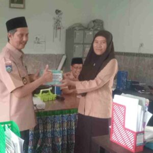 Kepala MTsN 2 Lombok Barat Berikan Reward dalam Lima Kategori Unggulan