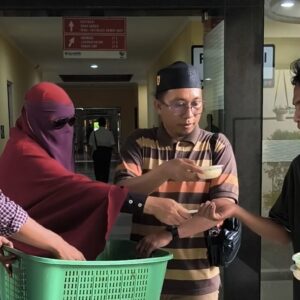 NTBCare dan MIO NTB Bagi Ratusan Takjil di RSUD Provinsi NTB