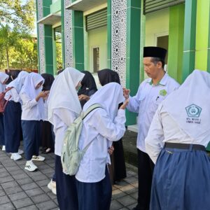 Momen Hangat Halalbihalal di MTsN 2 Lombok Barat: Pererat Kebersamaan Pasca-Lebaran