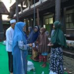 Sinergi Kebaikan di Bulan Suci, MTsN 2 Lobar Santuni Puluhan Yatim dan Lansia