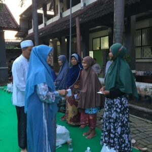Sinergi Kebaikan di Bulan Suci, MTsN 2 Lobar Santuni Puluhan Yatim dan Lansia